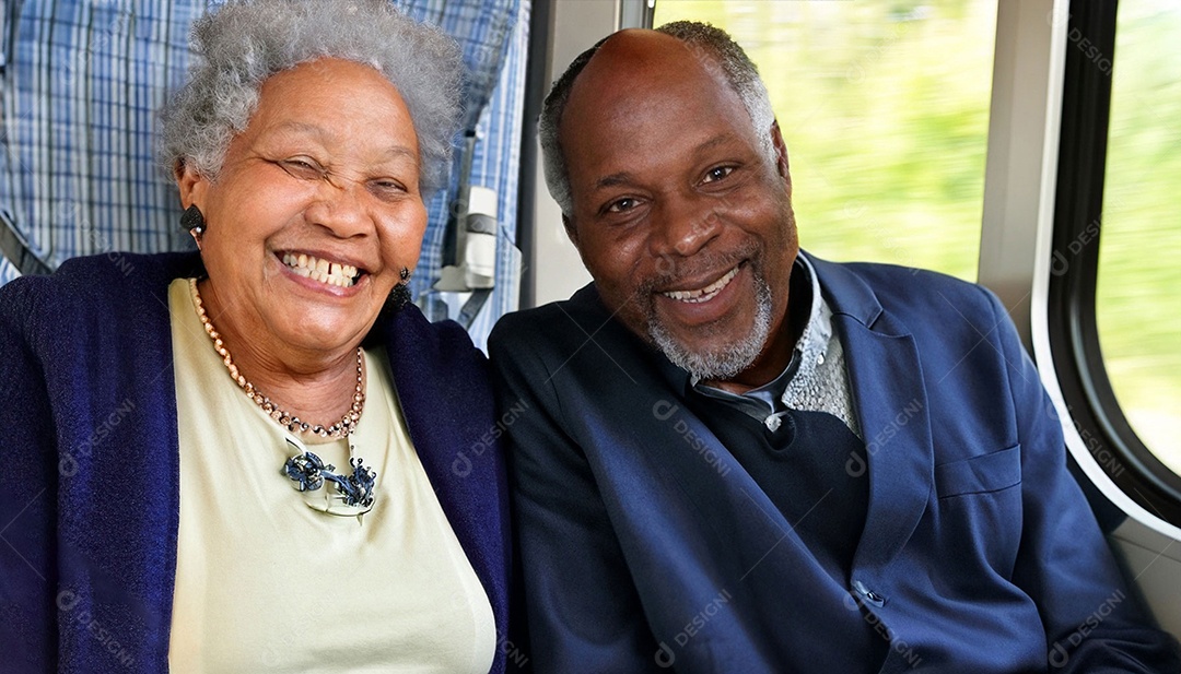 Casal de idosos sorridentes