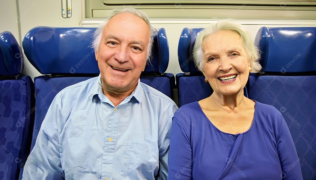 Casal de idosos sorridentes