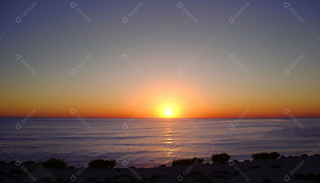 Linda paisagem da praia ao pôr do sol
