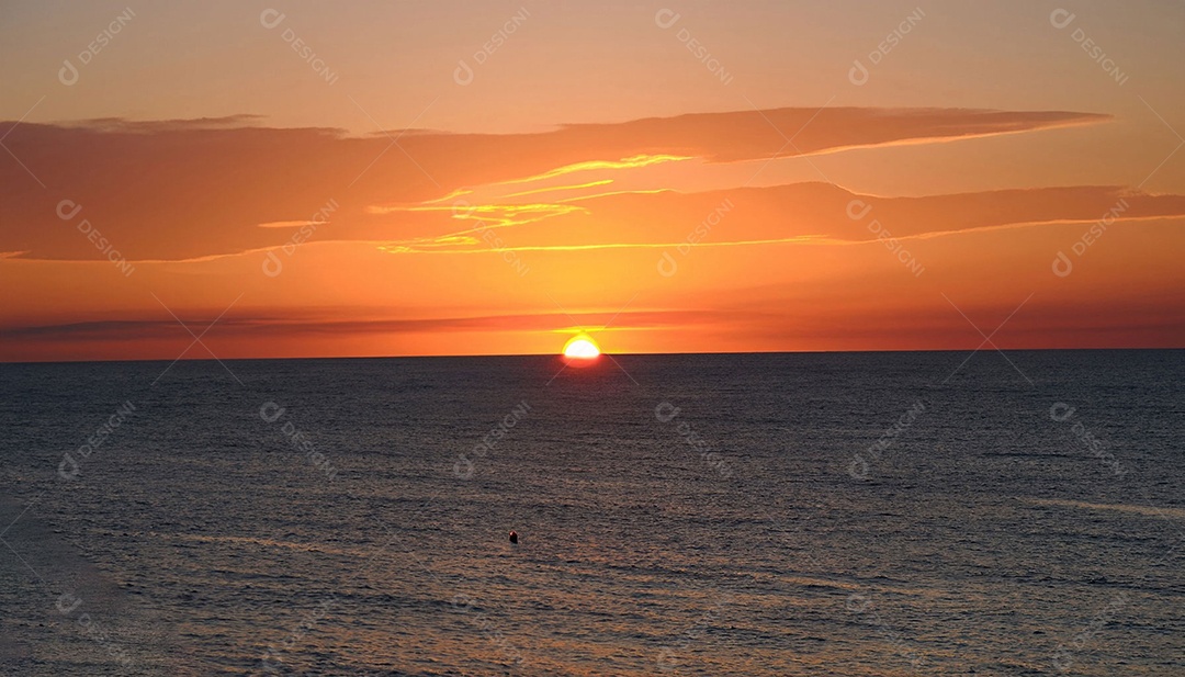 Linda paisagem da praia ao pôr do sol