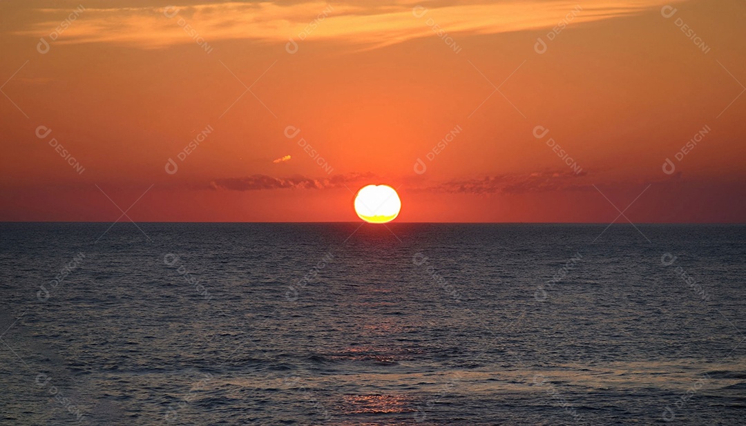 Linda paisagem da praia ao pôr do sol