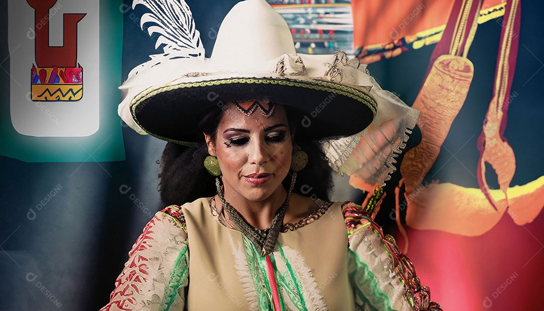 Mulher com chapéu mexicano