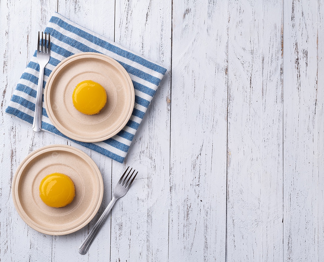 Quindim, tradicional sobremesa brasileira de ovo e coco com espaço para texto.