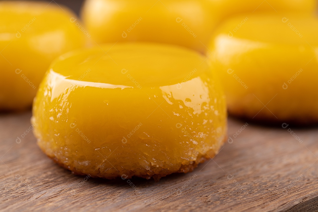 Quindim, tradicional sobremesa brasileira de ovo e coco com ingredientes.