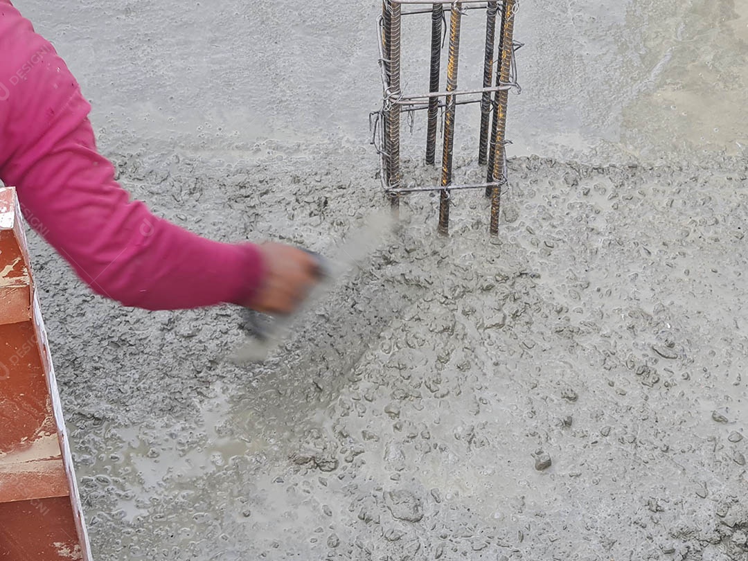 Concreto em fôrma de aço foi despejado na área de construção do edifício na montanha