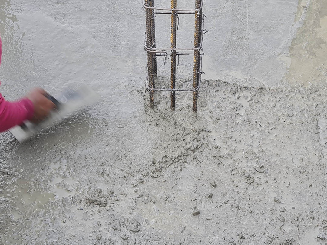 Concreto em fôrma de aço foi despejado na área de construção do edifício na montanha