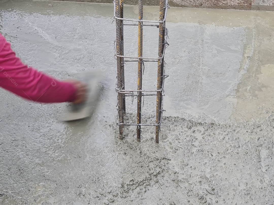 Concreto em fôrma de aço foi despejado na área de construção do edifício na montanha