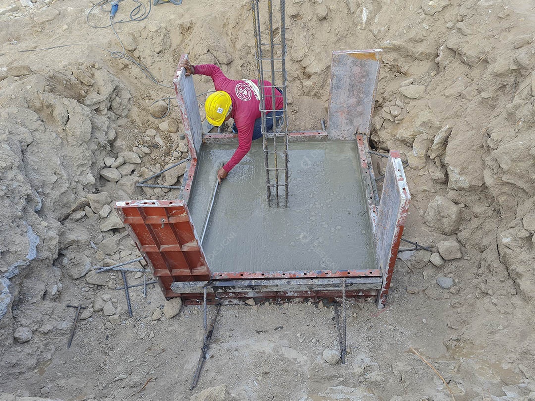 Concreto em fôrma de aço foi despejado na área de construção do edifício na montanha