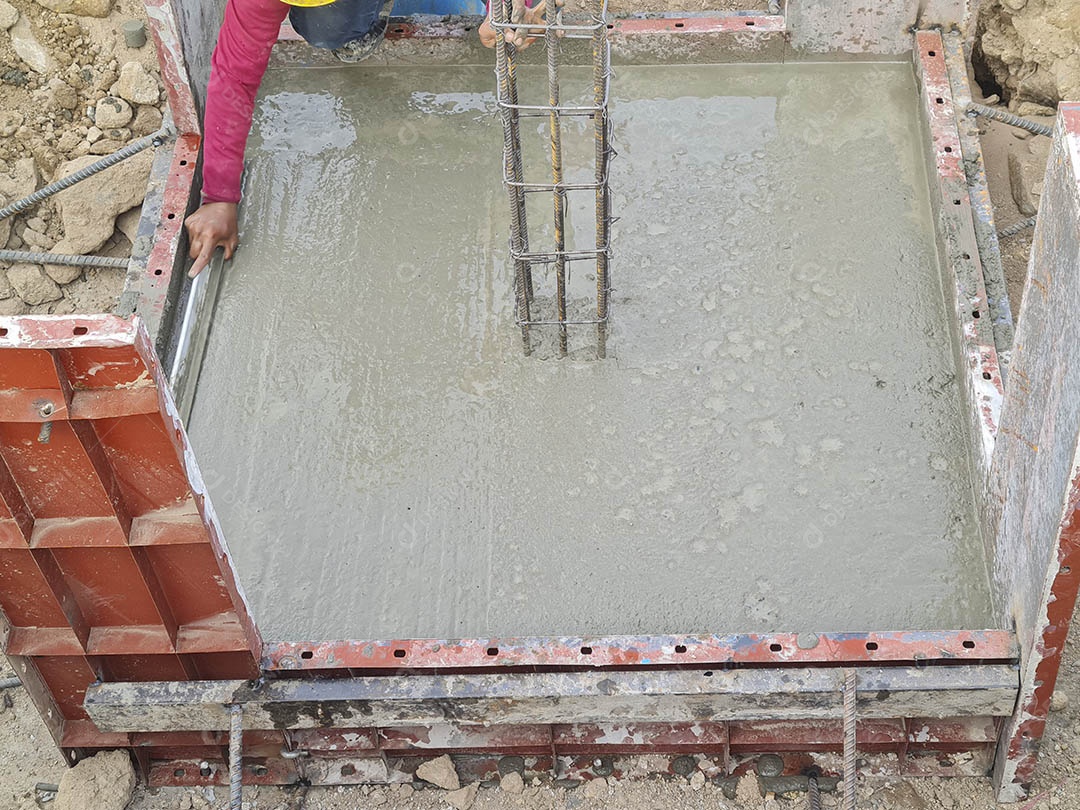 Concreto em fôrma de aço foi despejado na área de construção do edifício na montanha