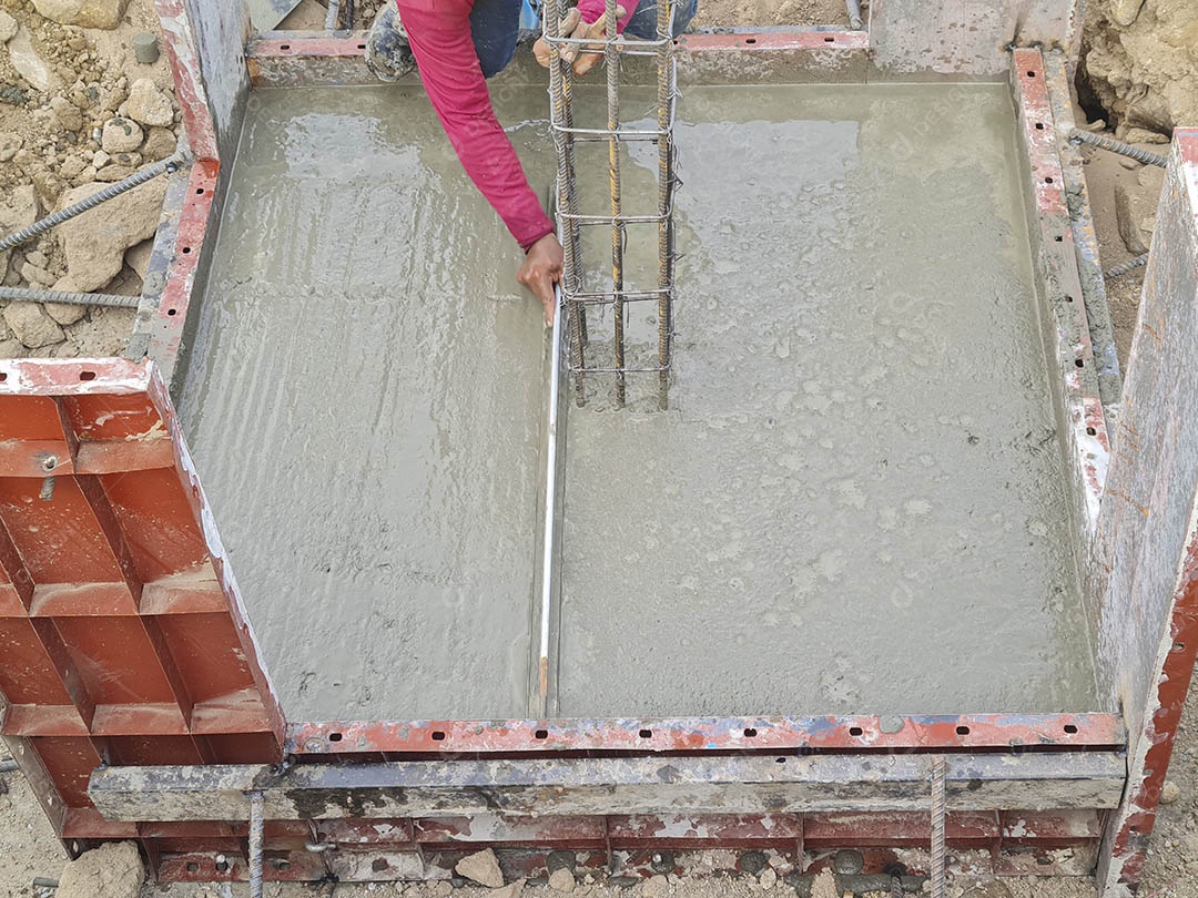 Concreto em fôrma de aço foi despejado na área de construção do edifício na montanha