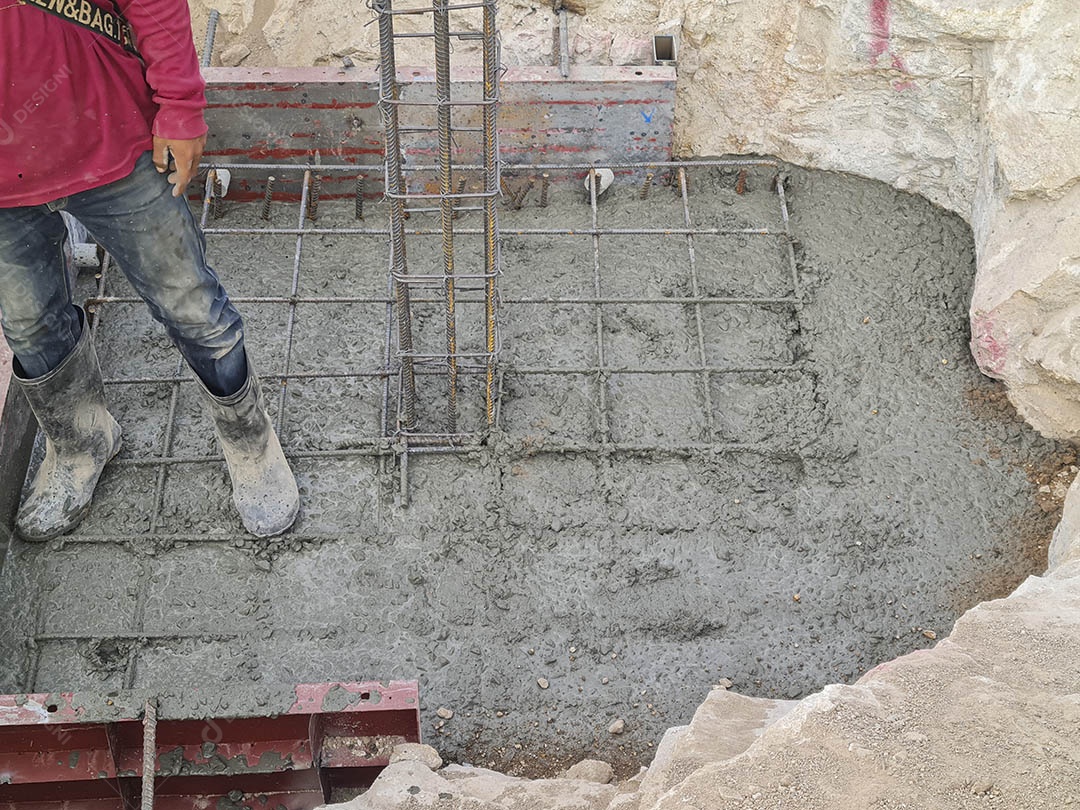 Concreto em fôrma de aço foi despejado na área de construção do edifício na montanha