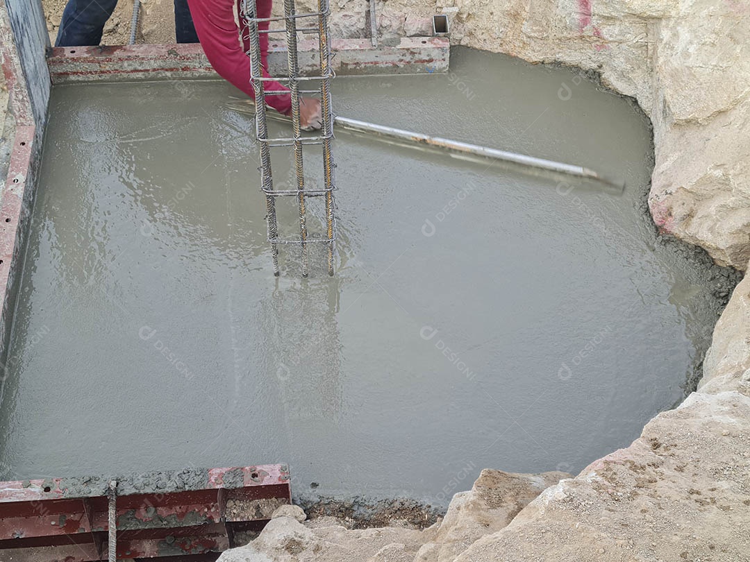 Concreto em fôrma de aço foi despejado na área de construção do edifício na montanha