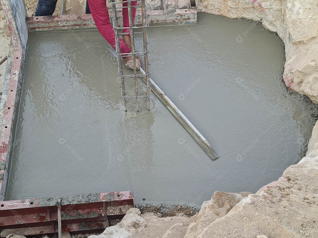 Concreto em fôrma de aço foi despejado na área de construção do edifício na montanha