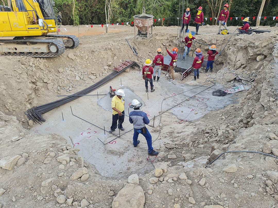 Concreto em fôrma de aço foi despejado na área de construção do edifício na montanha
