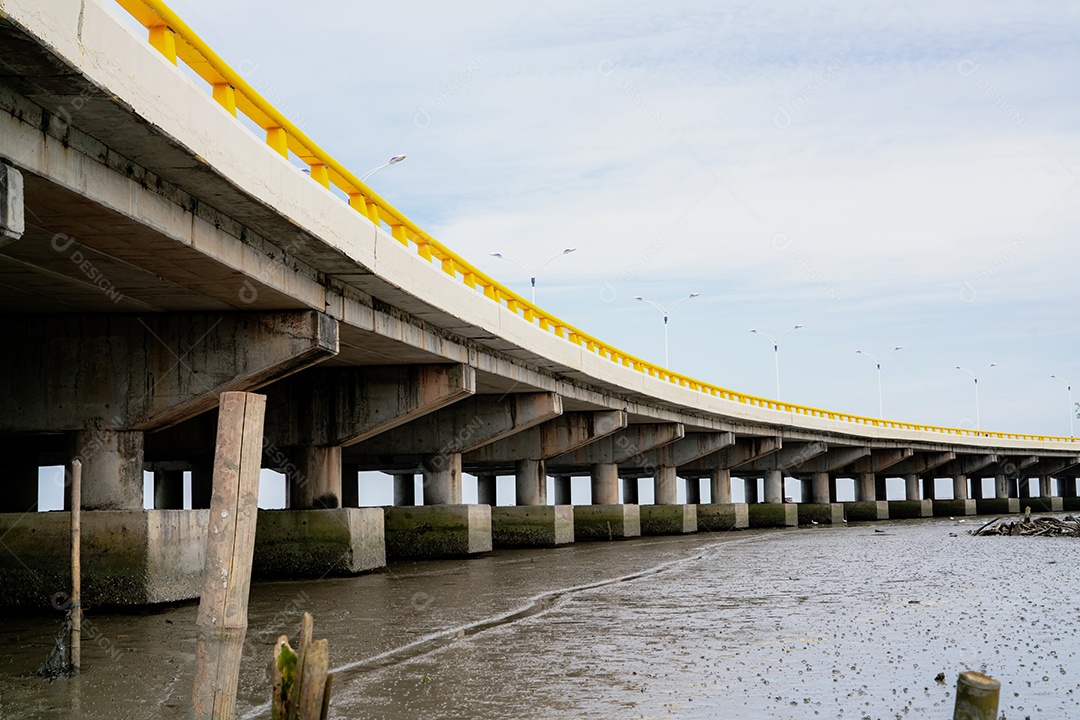 Estrutura de ponte de concreto armado ao longo do mar