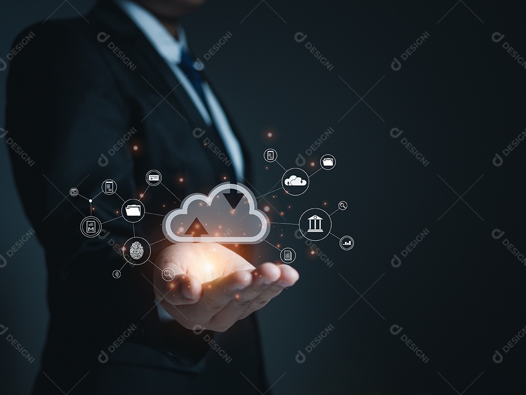 Empresário segurando o ícone da nuvem. Conceito de computação em nuvem