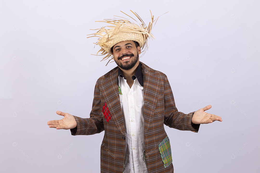 Homem jovem barbudo fantasiada celebrando festas juninas