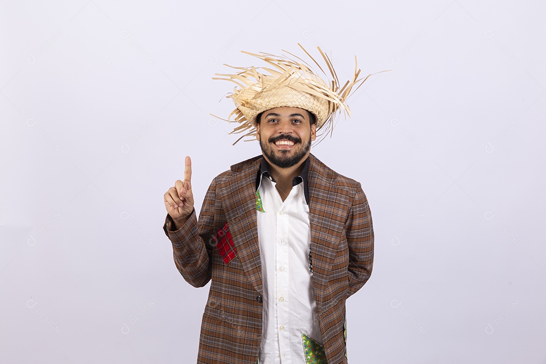 Homem jovem barbudo fantasiada celebrando festas juninas