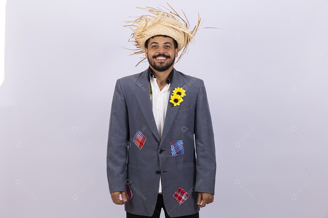 Homem jovem barbudo fantasiada celebrando festas juninas