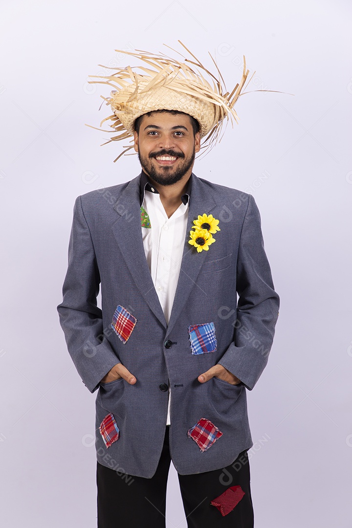 Homem jovem barbudo fantasiada celebrando festas juninas