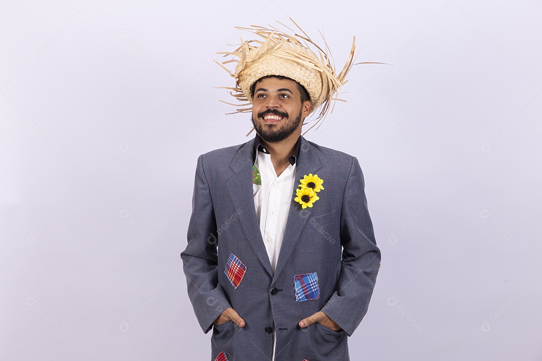 Homem jovem barbudo fantasiada celebrando festas juninas