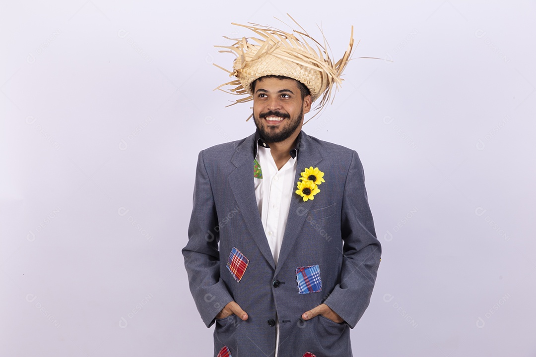 Homem jovem barbudo fantasiada celebrando festas juninas