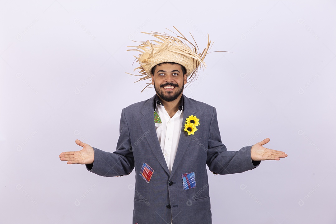 Homem jovem barbudo fantasiada celebrando festas juninas