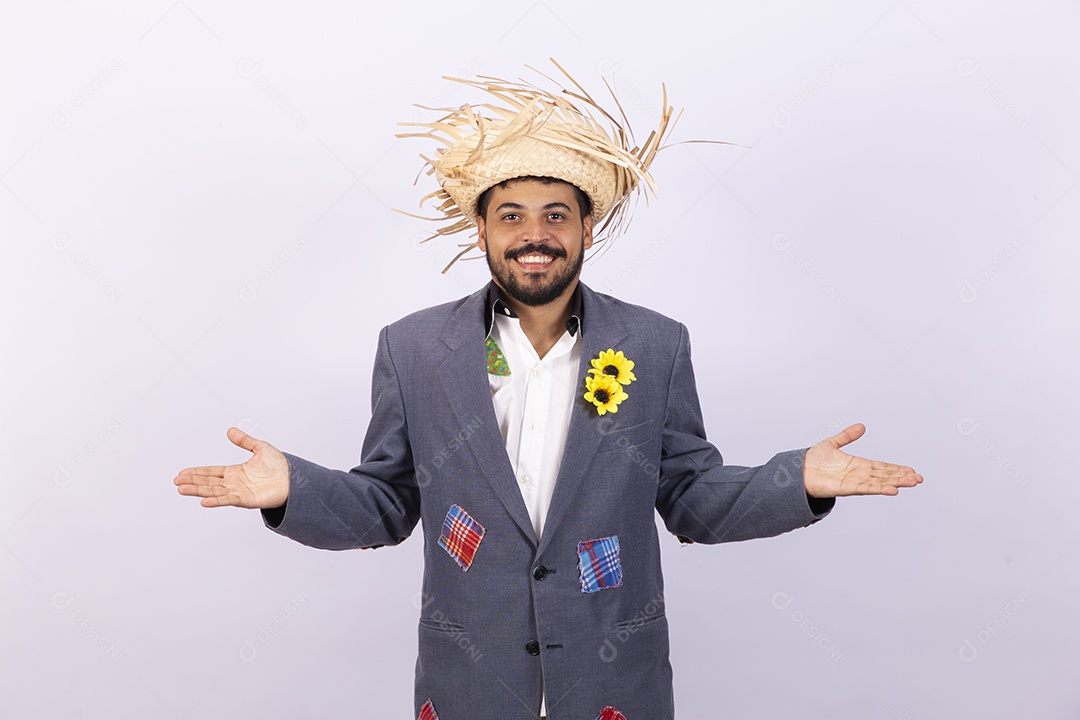 Homem jovem barbudo fantasiada celebrando festas juninas