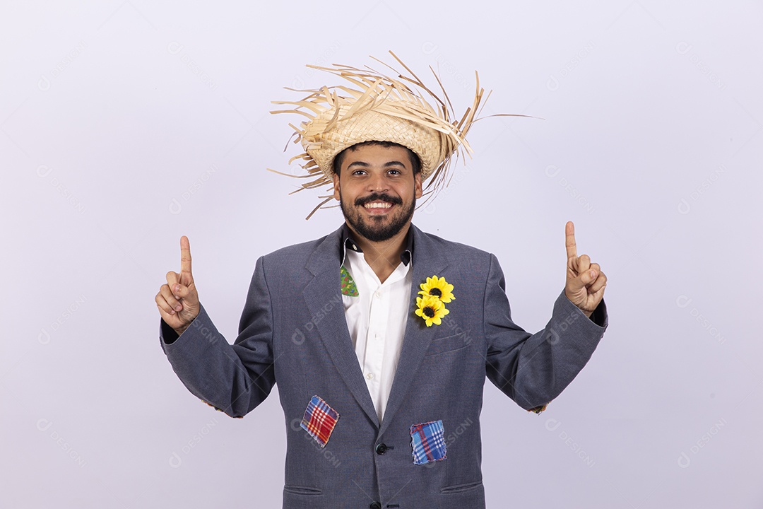 Homem jovem barbudo fantasiada celebrando festas juninas