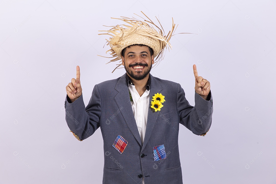 Homem jovem barbudo fantasiada celebrando festas juninas