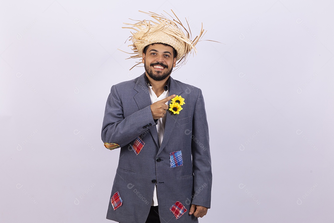 Homem jovem barbudo fantasiada celebrando festas juninas