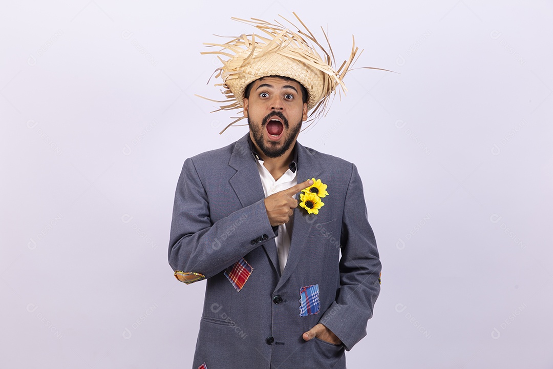 Homem jovem barbudo fantasiada celebrando festas juninas