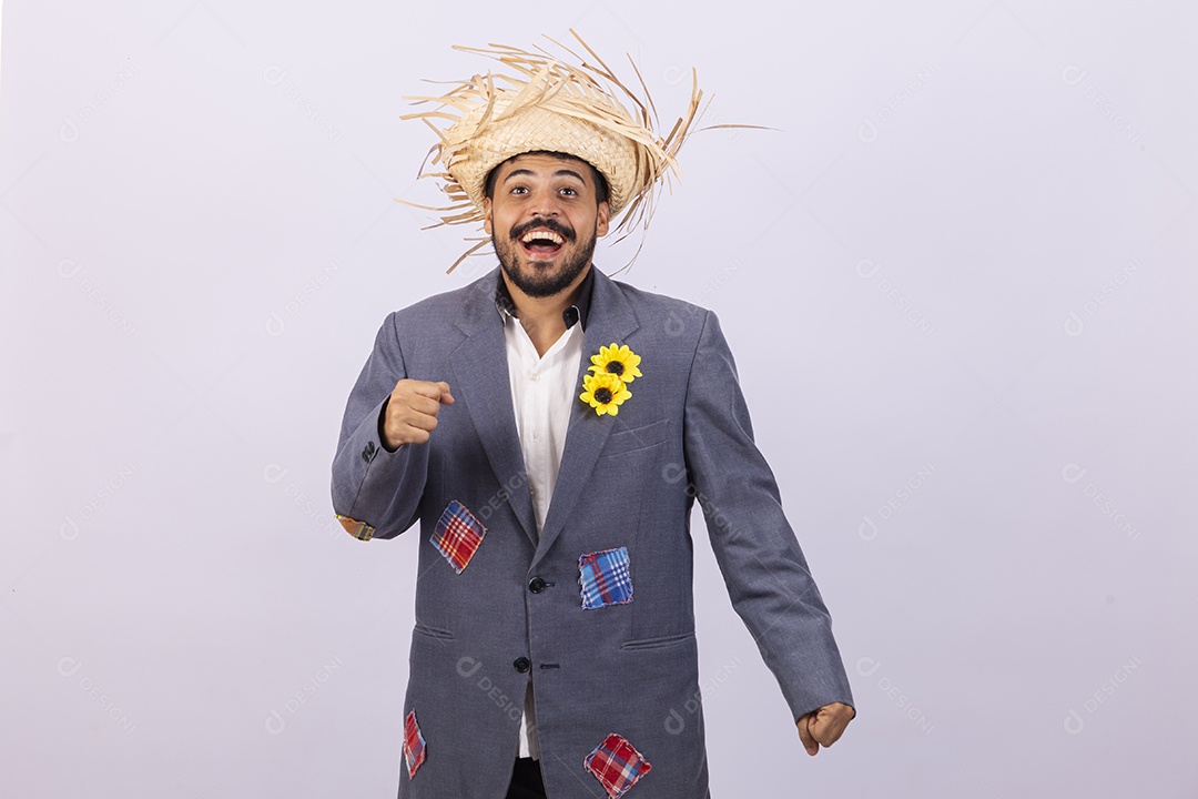 Homem jovem barbudo fantasiada celebrando festas juninas