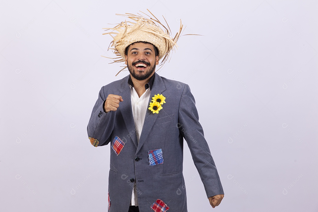 Homem jovem barbudo fantasiada celebrando festas juninas