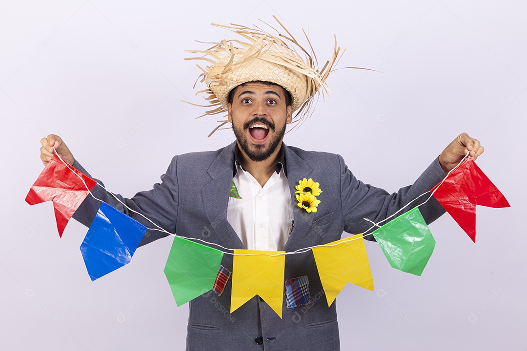 Homem jovem barbudo fantasiada celebrando festas juninas