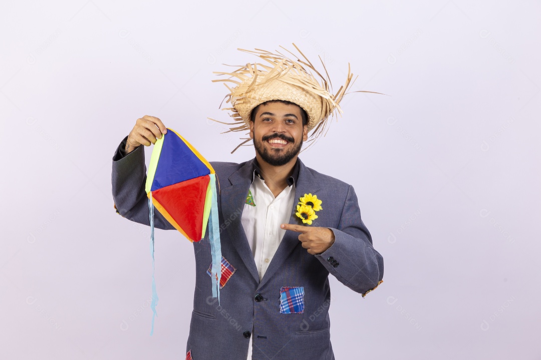 Homem jovem barbudo fantasiada celebrando festas juninas
