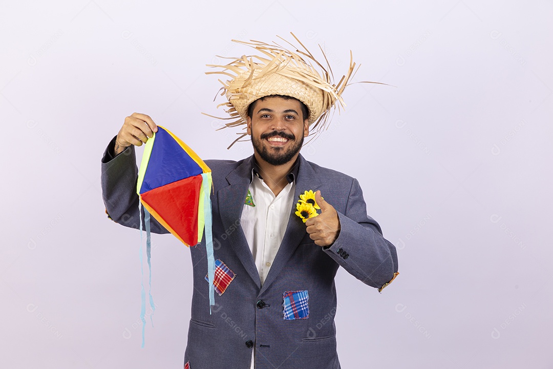 Homem jovem barbudo fantasiada celebrando festas juninas