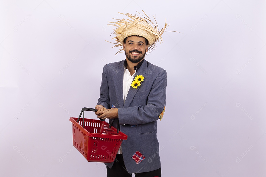 Homem jovem barbudo fantasiada celebrando festas juninas