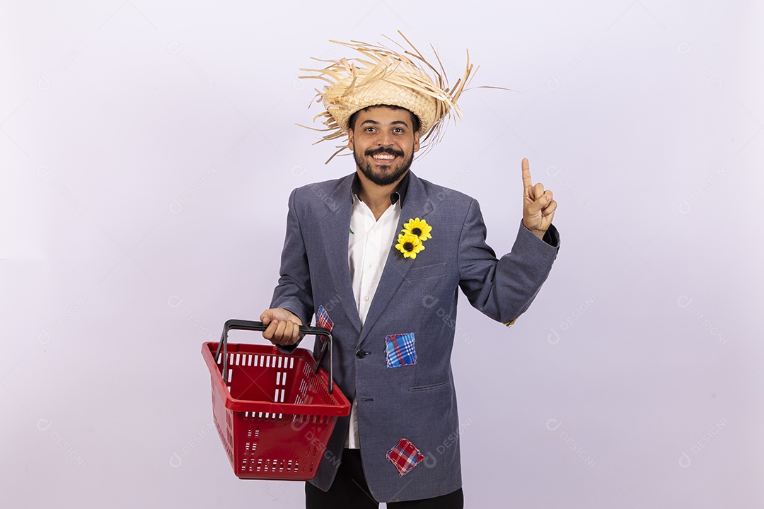 Homem jovem barbudo fantasiada celebrando festas juninas