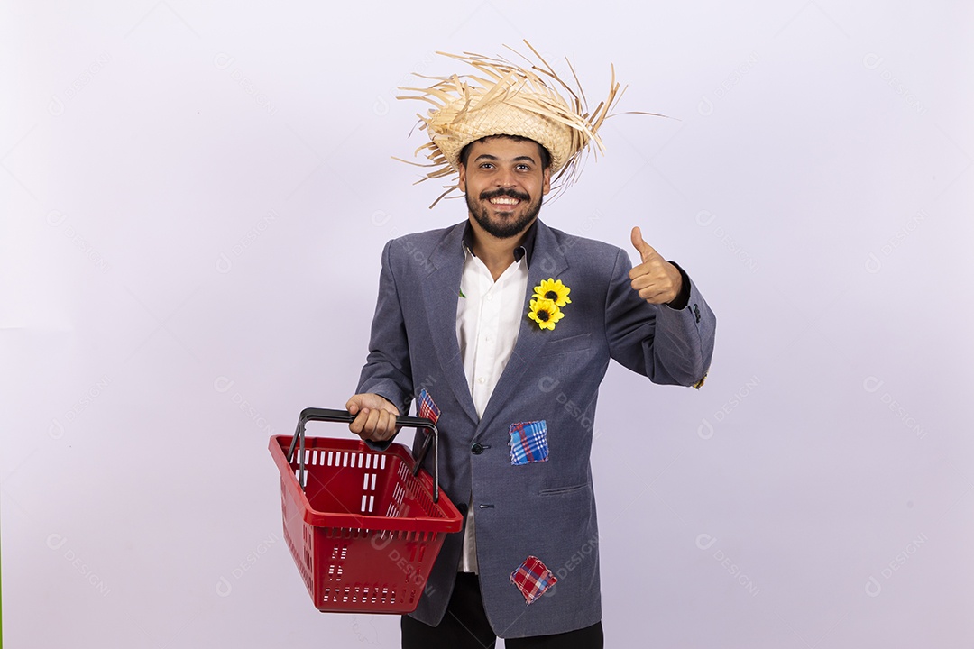 Homem jovem barbudo fantasiada celebrando festas juninas