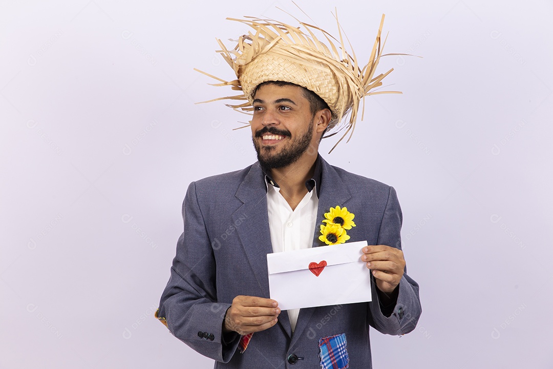 Homem jovem barbudo fantasiada celebrando festas juninas