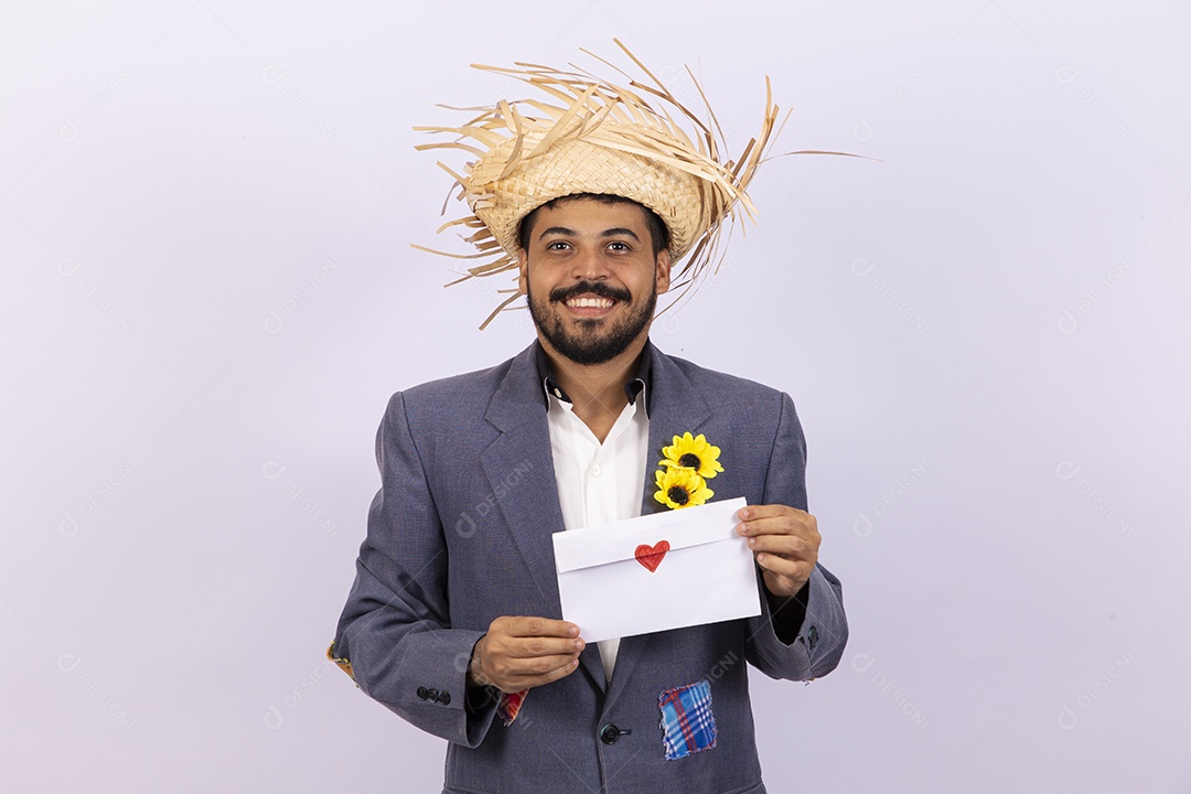 Homem jovem barbudo fantasiada celebrando festas juninas