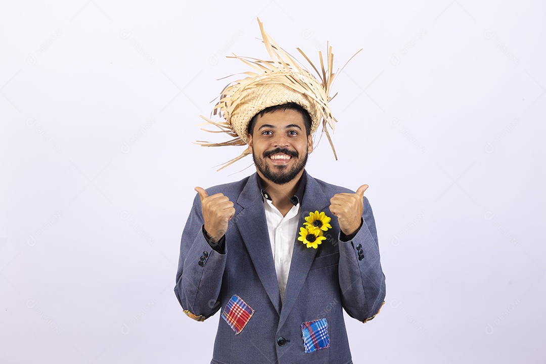 Homem jovem com fantasia para comemorar festa junina