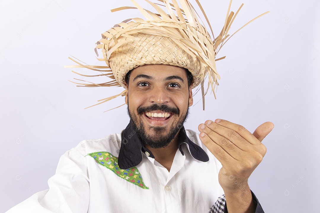 Homem jovem com fantasia para comemorar festa junina