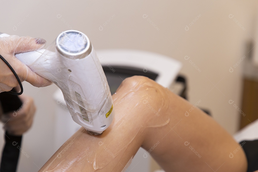 Mulher jovem garota fazendo procedimentos estéticos