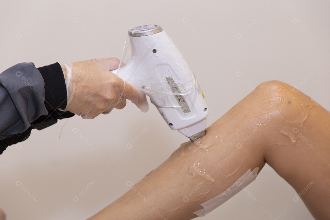 Mulher jovem garota fazendo procedimentos estéticos