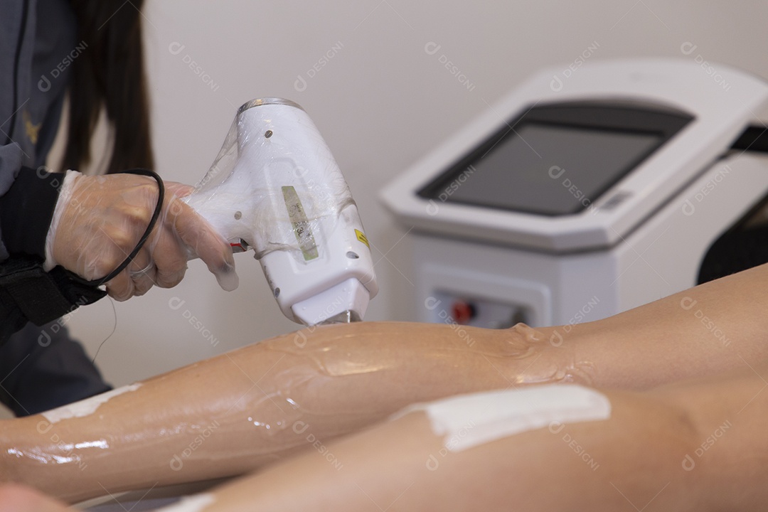 Mulher jovem garota fazendo procedimentos estéticos