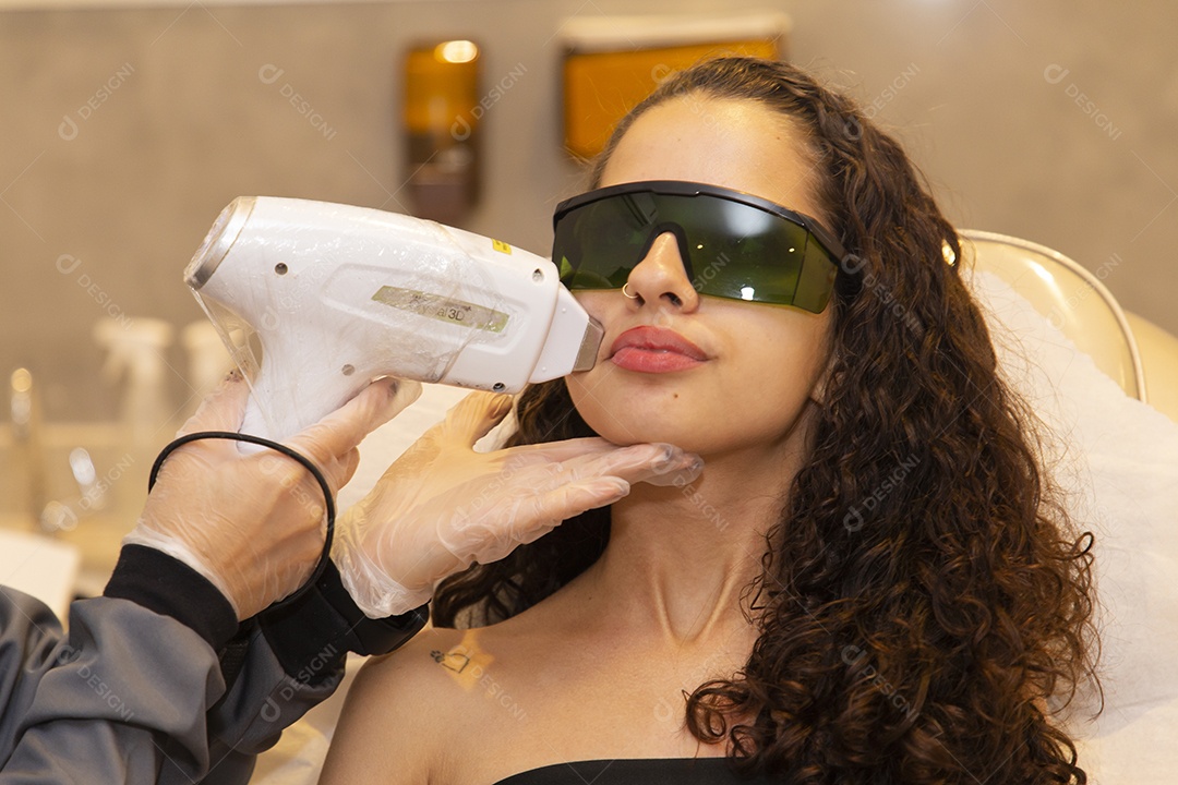 Mulher realizando procedimento de depilação a laser