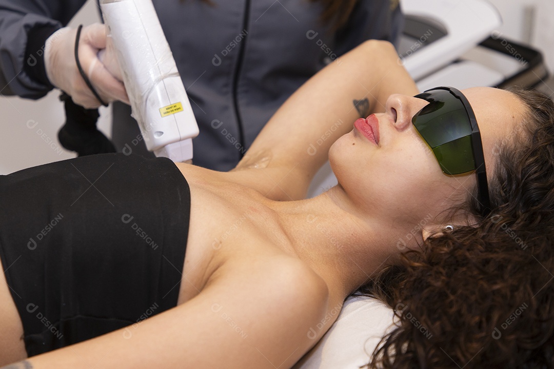 Mulher realizando procedimento de depilação a laser