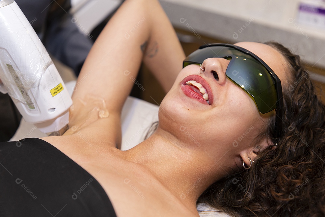 Mulher realizando procedimento de depilação a laser